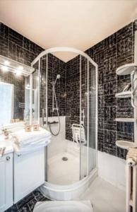 シャロン・シュル・ソーヌにあるLogement proche gare SNCFのシャワーと洗面台付きのバスルーム