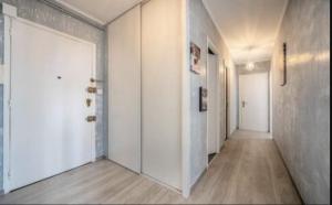 シャロン・シュル・ソーヌにあるLogement proche gare SNCFの白壁・白扉の空廊