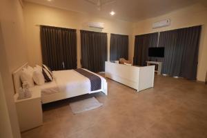 Μια τηλεόραση ή/και κέντρο ψυχαγωγίας στο Serene Kabini Wild lodge