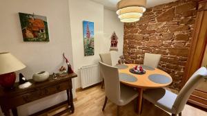バールにあるAppartement chaleureux et cocooning à Barr - Escapade chez Valentineの石壁のダイニングルーム(テーブル付) +15枚の写真