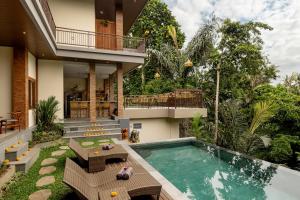 een afbeelding van een huis met een zwembad bij Orchid Ubud Cottage in Ubud