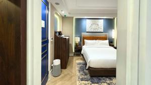 ein Hotelzimmer mit einem Bett und einem Flur in der Unterkunft Ashley NewAir Menteng with Air Purifier in Jakarta + 15 Fotos