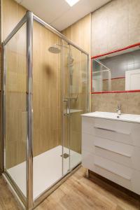 Ванная комната в HOSTEL Pepper-Gold - FREE COFFE -TOWELS - FREE LOCKERS - STEP-FREE ACCESS +24 фотографии