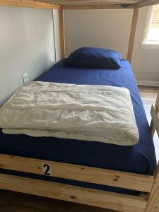 Bett mit blauer und weißer Decke in einem Zimmer in der Unterkunft Santa Ana Vibes in Santa Ana