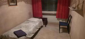 a small bedroom with a bed and a window at Pankkikallio in Sorsakoski