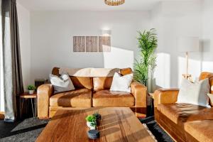 ein Wohnzimmer mit Sofa und Tisch in der Unterkunft Swn Y Don - Modern Luxury Steps from Newgale Beach Bliss for up to 10 People in Newgale