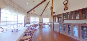 ein Esszimmer mit Tischen und Stühlen in einem Gebäude in der Unterkunft みんなの別荘ファミリア会津高原 in Minamiaizu