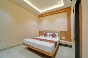 Postel nebo postele na pokoji v ubytování FabHotel Shri Shreeyam Stay