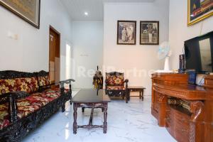 TV a/nebo společenská místnost v ubytování Danesty Homestay Sedayu near Universitas Mercu Buana Yogyakarta RedPartner