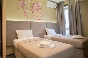 Postel nebo postele na pokoji v ubytování Luxury Airport Studio with Balcony Cozy & Modern