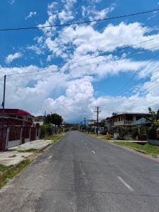 南迪Helen House一间带独立卫生间的温馨卧室的一条空的街道,天空蔚蓝,云密 更多6张照片