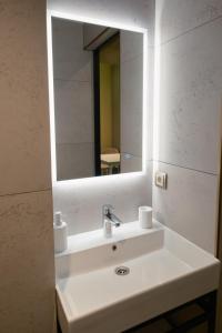 Koupelna v ubytování Luxury Airport Studio with Balcony Cozy & Modern