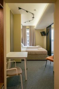 Postel nebo postele na pokoji v ubytování Luxury Airport Studio with Balcony Cozy & Modern