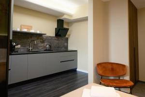 Kuchyň nebo kuchyňský kout v ubytování Luxury Airport Studio with Balcony Cozy & Modern + 12 fotografií