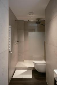 Koupelna v ubytování Luxury Airport Studio with Balcony Cozy & Modern