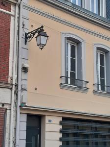 a street light on the side of a building at Centre ville Chambres dans un appartement d'exception in Bernay +14 photos