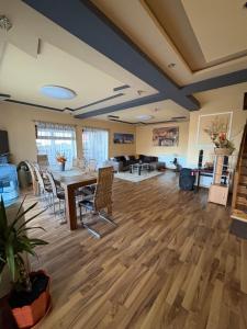 ein großes Wohnzimmer mit einem Tisch und Stühlen in der Unterkunft Panorama Challet in Gura Râului