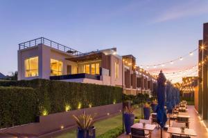 une maison avec des lumières sur le côté dans l'établissement Ace of Hua Hin Resort - One Bedroom Ace Seaview Suite Private Pool, à Sathani Huai Sai Tai