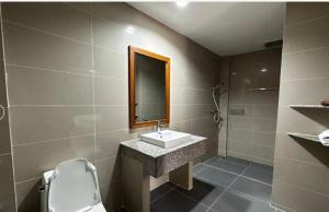 Koupelna v ubytování Amorn Inn Resort