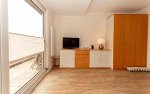 博尔Aussicht的带电视和大窗户的客厅