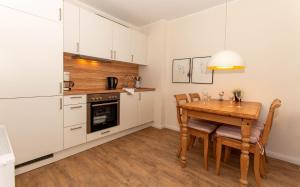 博尔Aussicht的带木桌的厨房和餐厅