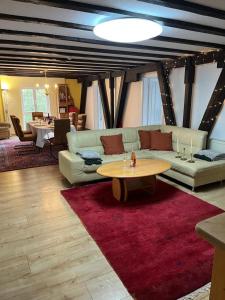 un salon avec un canapé et une table dans l'établissement Neu! Alter Kornspeicher, à Bönen