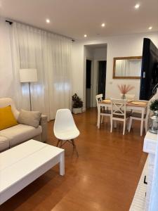 ein Wohnzimmer mit Sofa und Tisch in der Unterkunft Apartamento Céntrico Corredera in Córdoba
