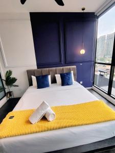 Postel nebo postele na pokoji v ubytování Scarletz Suites KLCC Skyline Stay