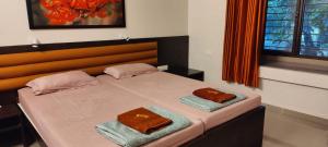 Ένα ή περισσότερα κρεβάτια σε δωμάτιο στο Aranyak Nature Retreat