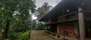 un bâtiment avec une allée en pierre à l'extérieur dans l'établissement RGS Bungalow Munnar, à Devikolam