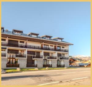 un condominio sul lato di una strada di L'Élégance Alpine I Centre Les Gets a Les Gets