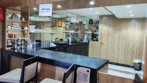 a bar in a restaurant with a counter and chairs at ميرا سويت للشقق المخدومة in Jeddah