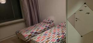 SorsakoskiにあるPankkikallio 9のベッドと窓のある寝室