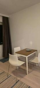 SorsakoskiにあるPankkikallio 9のテーブルと白い椅子のあるダイニングルーム