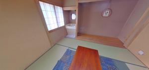 ein Badezimmer mit einem Holztisch mitten im Raum in der Unterkunft みんなの別荘ファミリア会津高原 in Minamiaizu