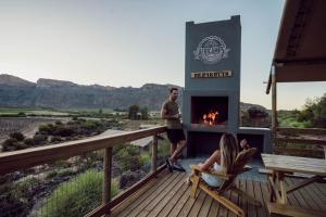 CederbergAfriCamps at de Pakhuys, Cederberg的站在带壁炉的甲板上的男女 更多14张照片