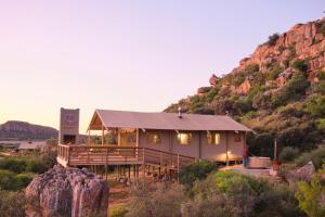 CederbergAfriCamps at de Pakhuys, Cederberg的以山为背景的房子