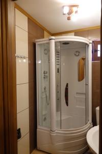 a bathroom with a shower with a glass door at Vila Simon in Câmpulung Moldovenesc +30 photos