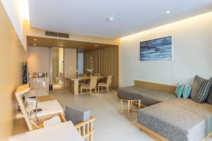 un salon avec un canapé et une table dans l'établissement Ace of Hua Hin Resort - Two Bedroom Ace Suite Pool Access, à Sathani Huai Sai Tai