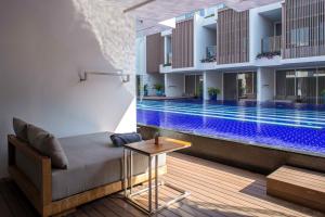 une chambre avec un lit et une piscine dans l'établissement Ace of Hua Hin Resort - Two Bedroom Ace Suite Pool Access, à Sathani Huai Sai Tai