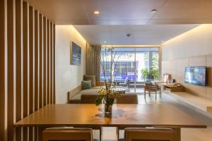 un salon avec une table et un canapé dans l'établissement Ace of Hua Hin Resort - Two Bedroom Ace Suite Pool Access, à Sathani Huai Sai Tai