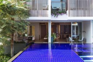 une maison avec une piscine devant une maison dans l'établissement Ace of Hua Hin Resort - Two Bedroom Ace Suite Pool Access, à Sathani Huai Sai Tai 2 autres photos