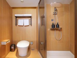 ein Badezimmer mit Toilette und Dusche in der Unterkunft JI Hotel Shanghai Central Ring Bailian Meichuan Road (formerly Meichuan Road Branch) in Shanghai + 16 Fotos