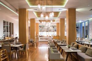 un restaurant avec des tables et des chaises et un bar dans l'établissement Ace of Hua Hin Resort - Ace Deluxe Pool Access, à Sathani Huai Sai Tai