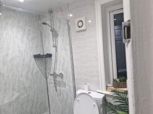 Vannituba majutusasutuses Charming Wythenshawe Home with Garden and Parking +27 fotot