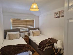 Voodi või voodid majutusasutuse Charming Wythenshawe Home with Garden and Parking toas