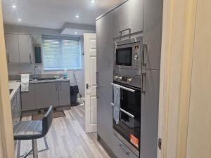 Köök või kööginurk majutusasutuses Charming Wythenshawe Home with Garden and Parking