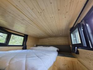 Postel nebo postele na pokoji v ubytování In the Wild Volcano Sea Side