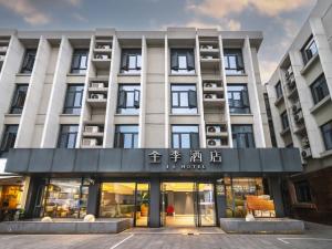 ein Gebäude mit einem Geschäft davor in der Unterkunft JI Hotel Shanghai Central Ring Bailian Meichuan Road (formerly Meichuan Road Branch) in Shanghai