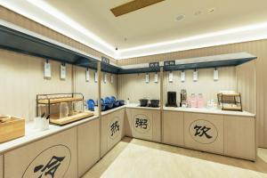 Η κουζίνα ή μικρή κουζίνα στο Hanting Hotel Beijing Guanyuan Bridge